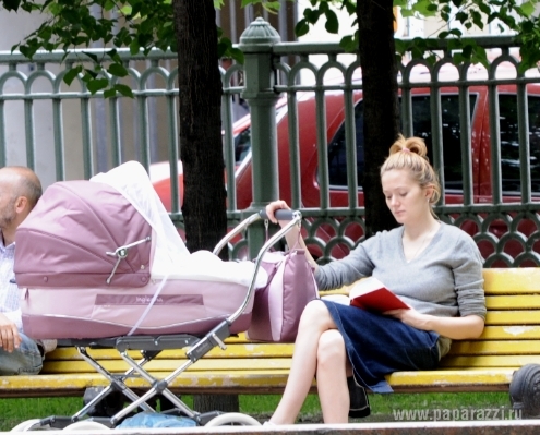 Надя Михалкова на прогулке с новорожденной дочкой Ниной