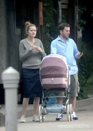 Надя Михалкова на прогулке с новорожденной дочкой Ниной