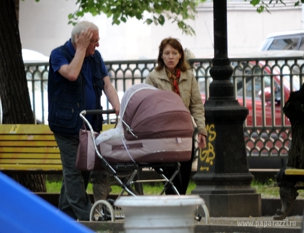 Надя Михалкова на прогулке с новорожденной дочкой Ниной