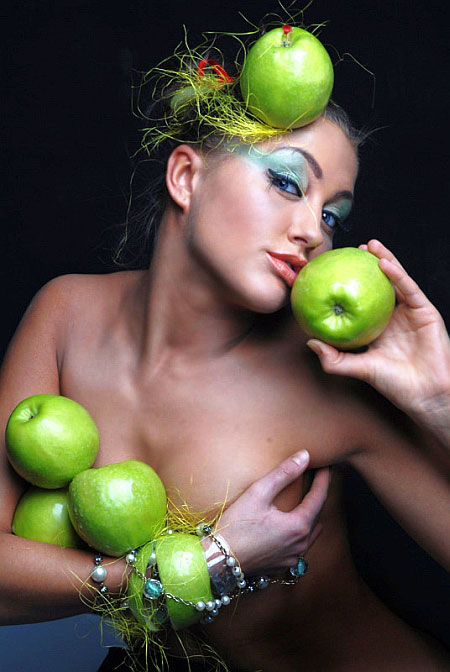 Ева Бушмина стыдит коллег по коллективу «ВИА ГРА»