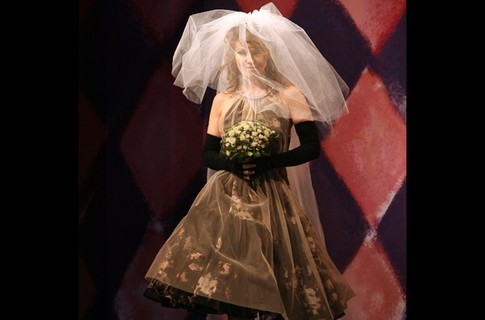 Альбина Джанабаева примерила свадебное платье