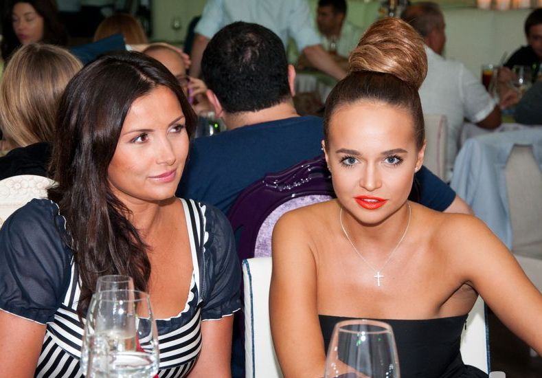 13 июля, в ресторане SEREBRO известный дизайнер и стилист Ольга Навроцкая презентовала свой первый официальный сайт NAVRO. В рамках презентации состоялась пресс-конференция для СМИ и показ летней коллекции NAVRO.  Новый сайт Ольги Нарроцкой выполнен в чёрно-белых тонах, язык сайта – английский. Команда, которая работала над созданием официальной интернет страницы дизайнера и стилиста управились с поставленной задачей за 120 часов.    «Я решила создать свой собственный сайт для того, чтобы люди, которые мной интересуются, могли заходить на мой сайт и спокойно просматривать его, а не фильтровать всю грязь интернета, - рассказывает Ольга. - Задача сайта – обеспечить людям доступ к правдивой, официальной информации. Я сама дитя интернета, мой день не обходиться без ноутбука и Великой Сети…. Честно, мне надоели все эти сплетни в интернете, надоели эти догадки, фотографии. Я хочу, что бы существовал один сайт, на котором всегда будет правдивая, качественная информация обо мне. Хочу, что бы люди заходили на сайт, щелкали кнопочкой и знали правду. Знаете, это нужно было уже давно сделать. Когда я закончила последнюю коллекцию, то поняла, что так дальше продолжаться не может. У меня должен быть сайт. В моей голове уже года 4 зреет план создать свою собственную официальную интернет страницу. Всё это время в моих мыслях находились идеи, зарисовки, эскизы по созданию моего будущего сайта и, наконец, всё мечты реализовались».     В этот вечер поздравить Ольгу пришли звёздные друзья дизайнера – Фагот, Дарья Медовая, группа «Real O», Галина, Маша Фокина, Юлия Кавтарадзе и многие другие.    Real O  «Коллекция Ольги шикарна. На показе у Ольги Навроцкой много шифона, шелка, натуральных, качественных тканей. Они такие красивые, благородные, в нарядном, вечернем стиле».    Галина  «Коллекция Оли Шикарна. Мне очень понравилась. Знаете, для того, что бы надевать эти изысканные наряды, нужно иметь свою собственную яхту. Знаете, то, что Ольга презентовала свой официальный сайт это шаг вперёд в ее карьере, ведь теперь ее наряды, ее работы сможет увидеть огромный круг новых людей, а это очень важно».