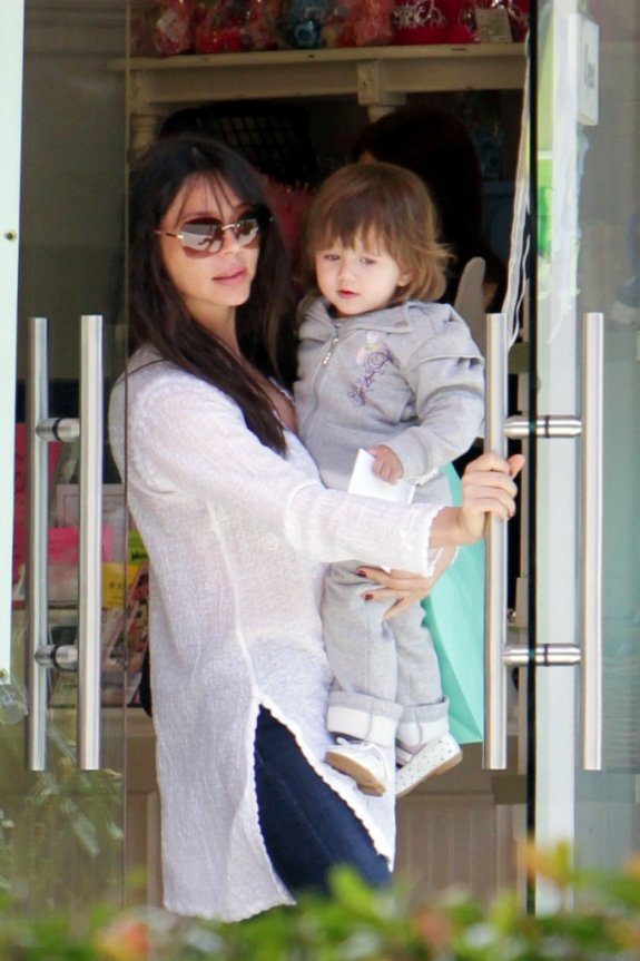 Оксана Григорьева гуляет с дочерью Мела Гибсона в Лос-Анджелесе