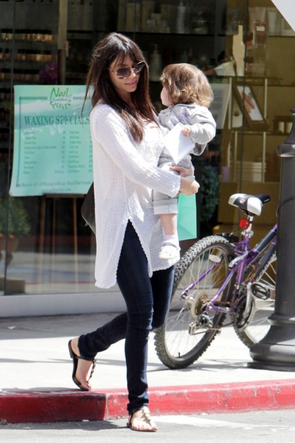 Оксана Григорьева гуляет с дочерью Мела Гибсона в Лос-Анджелесе