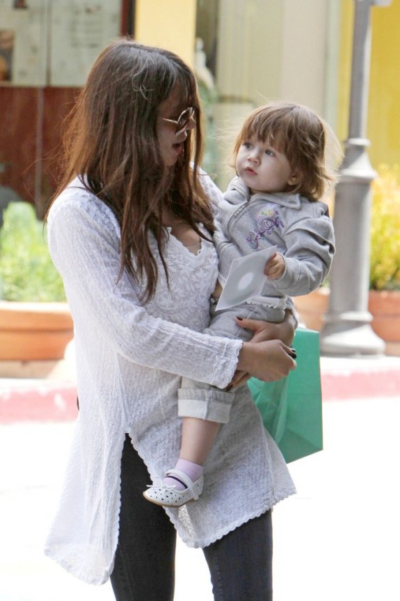 Оксана Григорьева гуляет с дочерью Мела Гибсона в Лос-Анджелесе