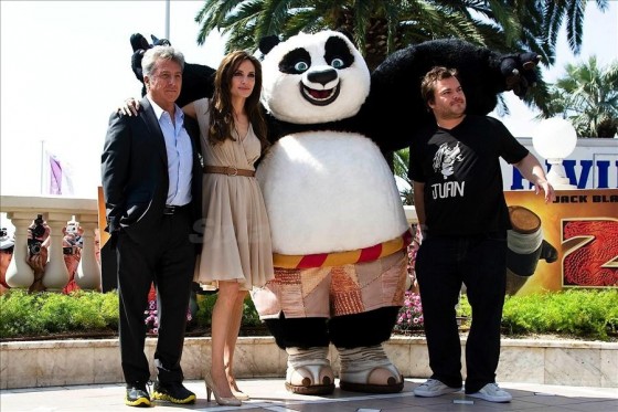 Анджелина Джоли в объятьях Джо Блэка и Кунг-Фу Панды!