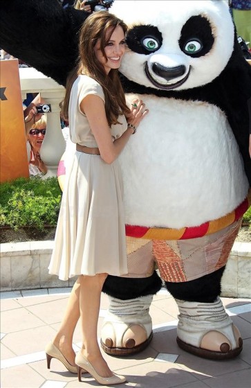Анджелина Джоли в объятьях Джо Блэка и Кунг-Фу Панды!