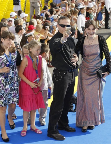 Сегодня, 22 июля 2011 года, Ивану Охлобыстина исполняется 45 лет! Мужчина планирует два праздника – в семейном кругу и в компании многочисленных друзей – приятелей.  22 июля Иван проведет с семьей – рядом с самыми близкими своими людьми, супругой Оксаной Арбузовой и детьми. А вот 24 июля грянет «пир на весь мир» - Охлобыстин зазывает гостей в один из московских ресторанов. На юбилейной вечеринке обещаются быть Михаил Ефремов, Федор Бондарчук, Артур Смольянинов, Мария Голубкина, Рената Литвинова, Ксения Собчак и другие представители бомонда. Не обойдется без духовенства, бизнес-элиты, писателей, музыкантов….. Всех не перечислишь!   Думается, придут все, кто получил приглашения, в конце концов, грешно пропускать событие подобного масштаба. Возвращение Ивана в мир стало сенсацией последних лет – от обновленного Охлобыстина в восторге и стар и млад! 