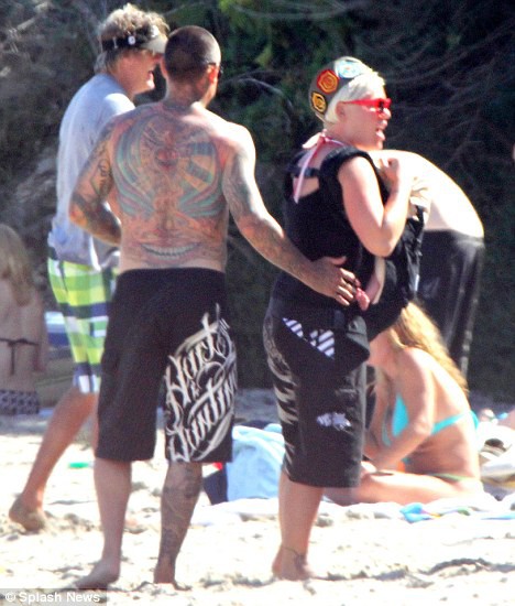 Пинк с мужем и малышкой на прогулке в Малибу