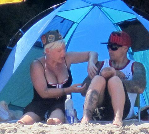 Пинк с мужем и малышкой на прогулке в Малибу