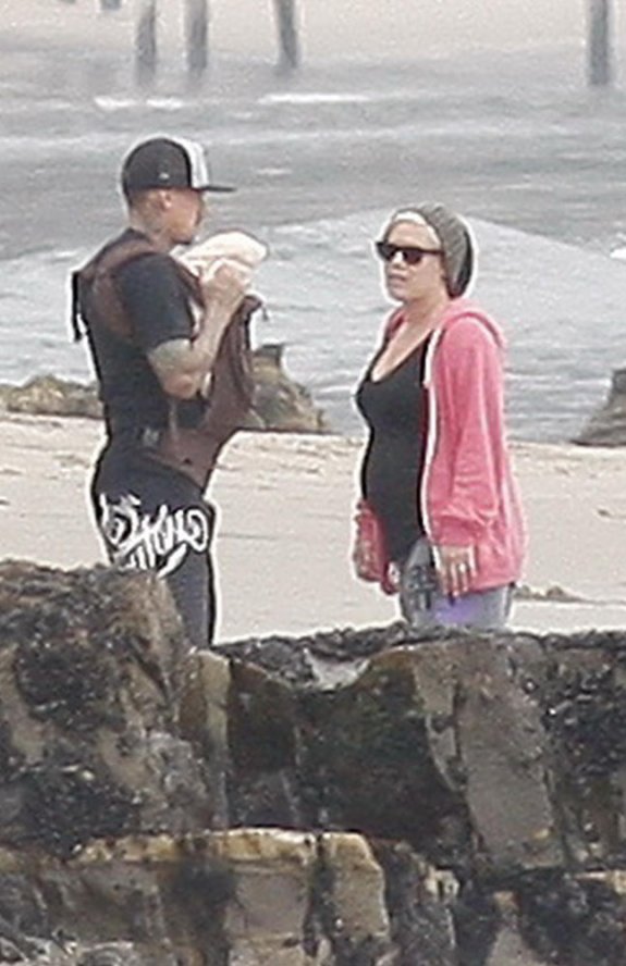 Через несколько дней после родов Пинк отправилась с дочерью на пляж