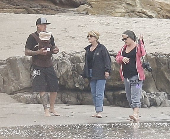 Через несколько дней после родов Пинк отправилась с дочерью на пляж