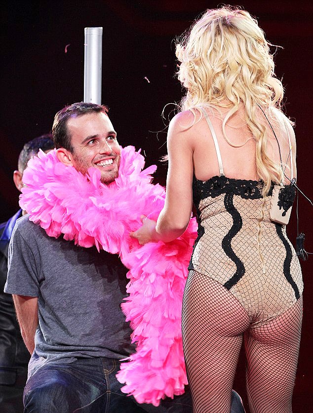 Бритни Спирс станцевала для фаната приватный танец