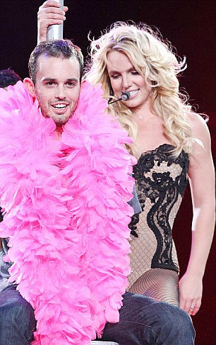 Бритни Спирс станцевала для фаната приватный танец