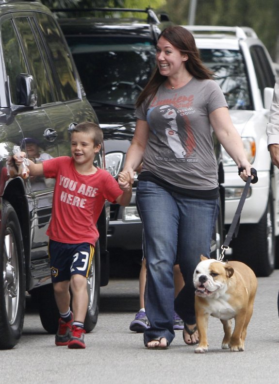 Ромэо и Круз Бекхэмы на прогулке с питомцами!