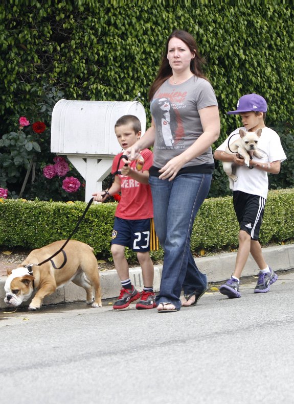 Ромэо и Круз Бекхэмы на прогулке с питомцами!