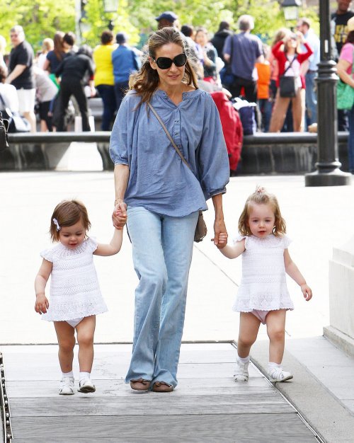 Сара Джессика Паркер с дочками-близняшками: прогулка на Мамин день!