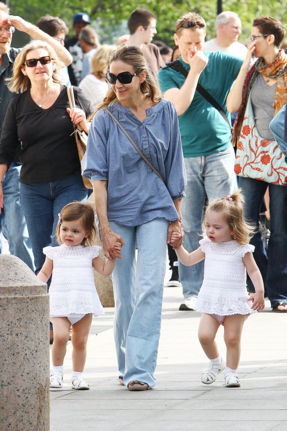 Сара Джессика Паркер с дочками-близняшками: прогулка на Мамин день!
