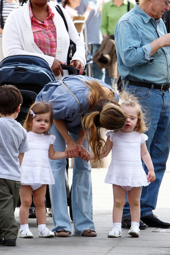 Сара Джессика Паркер с дочками-близняшками: прогулка на Мамин день!
