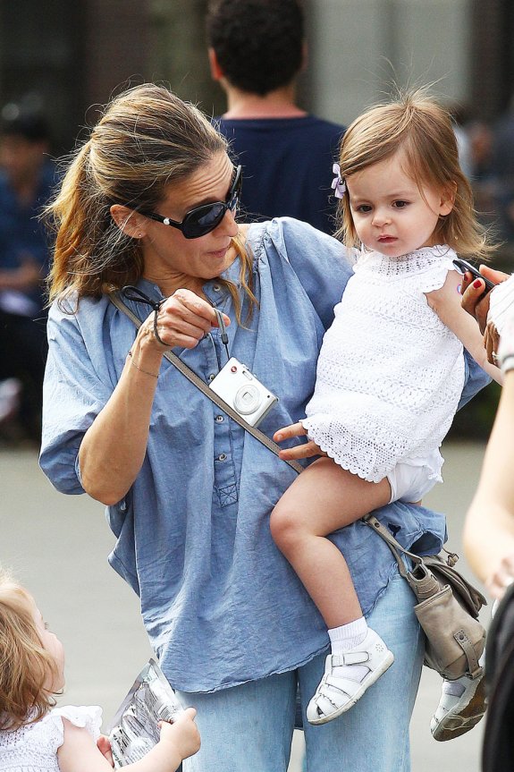 Сара Джессика Паркер с дочками-близняшками: прогулка на Мамин день!