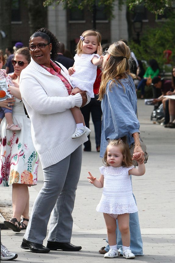 Сара Джессика Паркер с дочками-близняшками: прогулка на Мамин день!