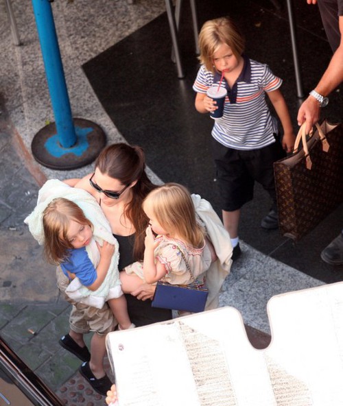 Анджелина Джоли с близнецами и Шайло