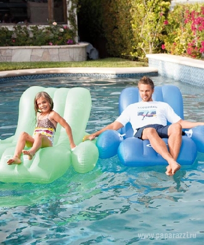 Кругленький животик беременной Анны Седоковой в первой семейной фотосессии