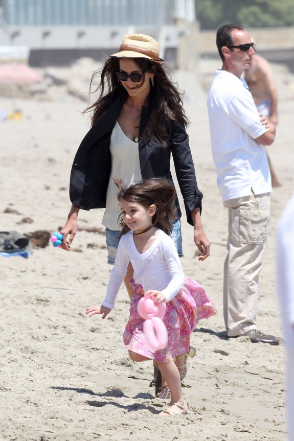 Кэти Холмс и Сури Круз: солнечная беготня на пляже