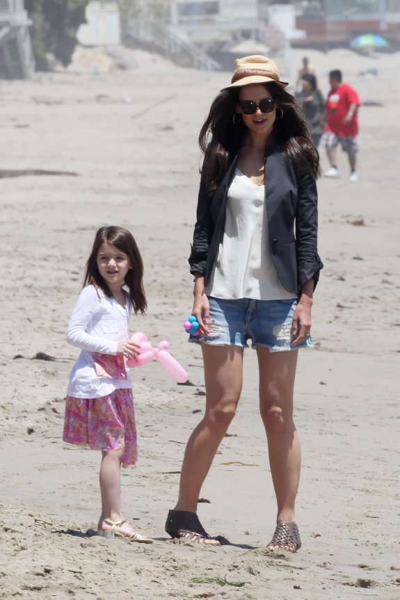 Кэти Холмс и Сури Круз: солнечная беготня на пляже