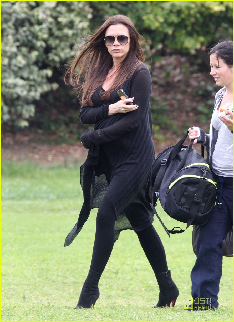 Беременная Виктория Бэкхем на футбольном матче сына Ромэо