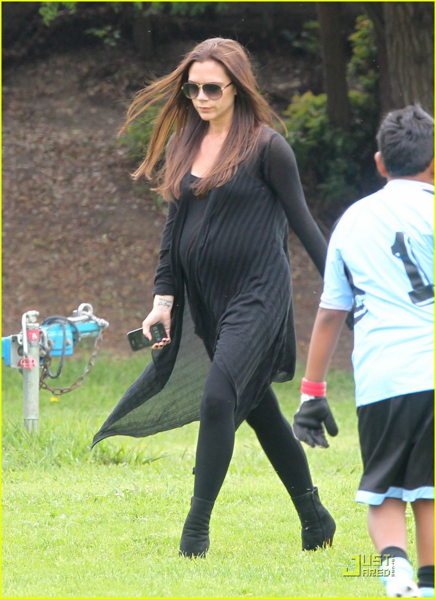 Беременная Виктория Бэкхем на футбольном матче сына Ромэо