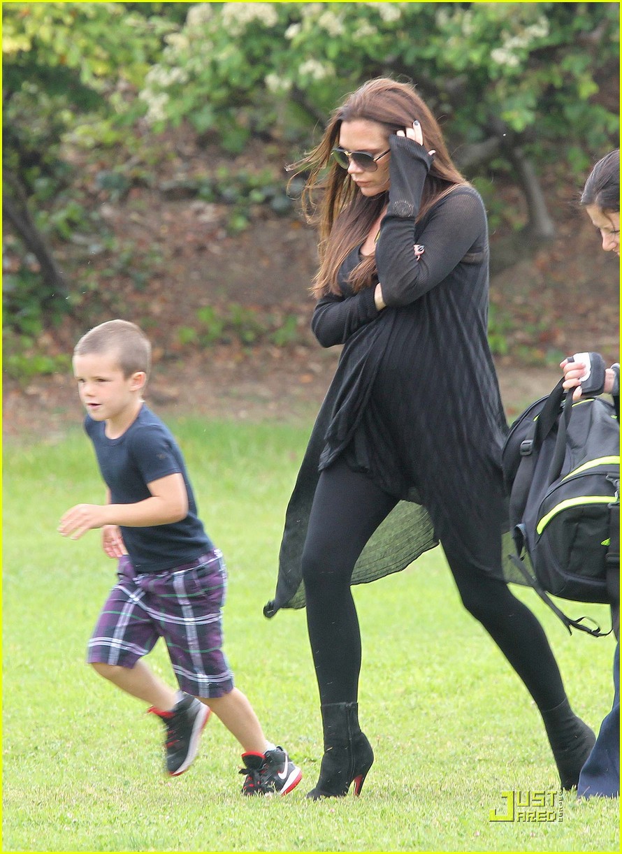 Беременная Виктория Бэкхем на футбольном матче сына Ромэо