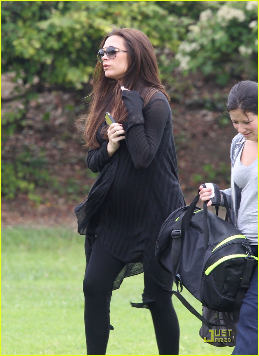 Беременная Виктория Бэкхем на футбольном матче сына Ромэо