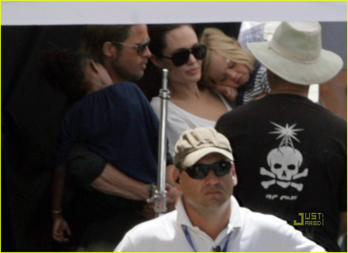 Шайло и Захара Джоли - Питт на съемочной площадке «Мировой войны Z»