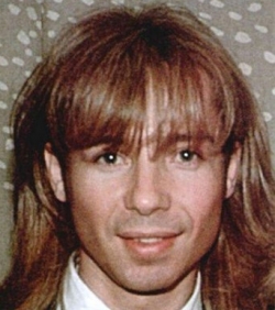 Почему Сергей Зверев не выходит на улицу без косметики?